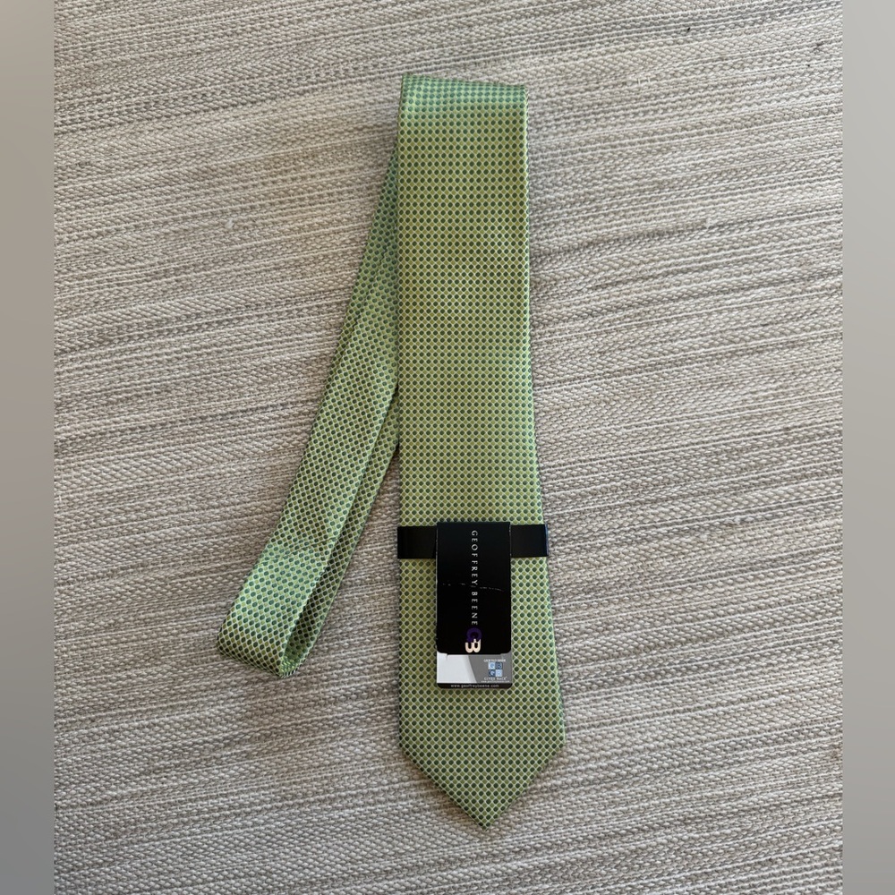Geoffrey Beene 100% silk green micro dot‎ pattern men’s tie NWT